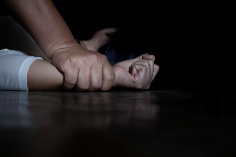 El nuevo texto legal señala que se considerará abuso sexual obligar a la víctima a exhibir su cuerpo y establece que los actos sexuales incluyen tocamientos, caricias, roces corporales, exhibiciones o representaciones sexuales explícitas.