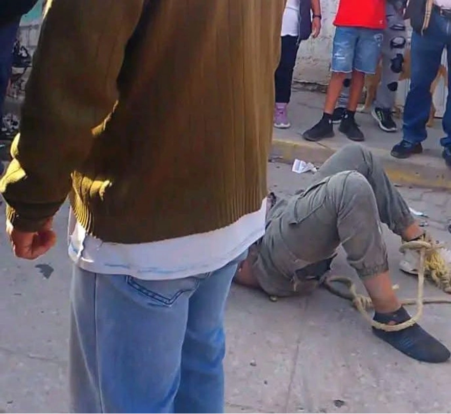 El ataque armado contra un conductor provocó la muerte de la víctima y el linchamiento de uno de los presuntos asaltantes.