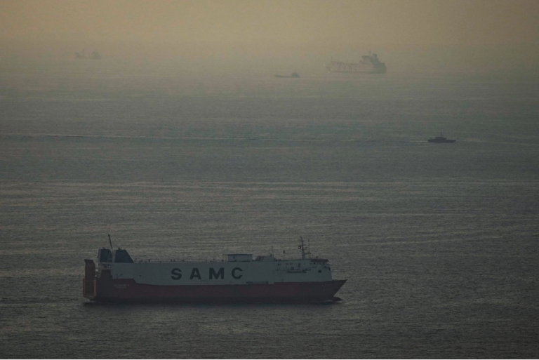 Buques de carga navegan por el Golfo Pérsico en dirección al estrecho de Ormuz, en los Emiratos Árabes Unidos, el 19 de marzo de 2026.