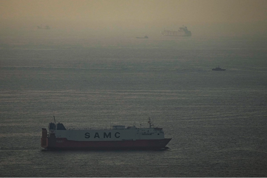 Buques de carga navegan por el Golfo Pérsico en dirección al estrecho de Ormuz, en los Emiratos Árabes Unidos, el 19 de marzo de 2026.
