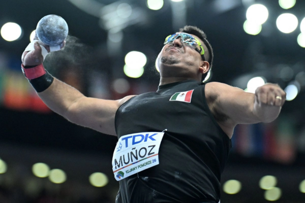 El mexicano Uziel Muñoz compite en la final de lanzamiento de peso masculino durante el Campeonato Mundial de Atletismo en Pista Cubierta Kujawy Pomorze 2026 en Toruń, Polonia, el 22 de marzo de 2026.