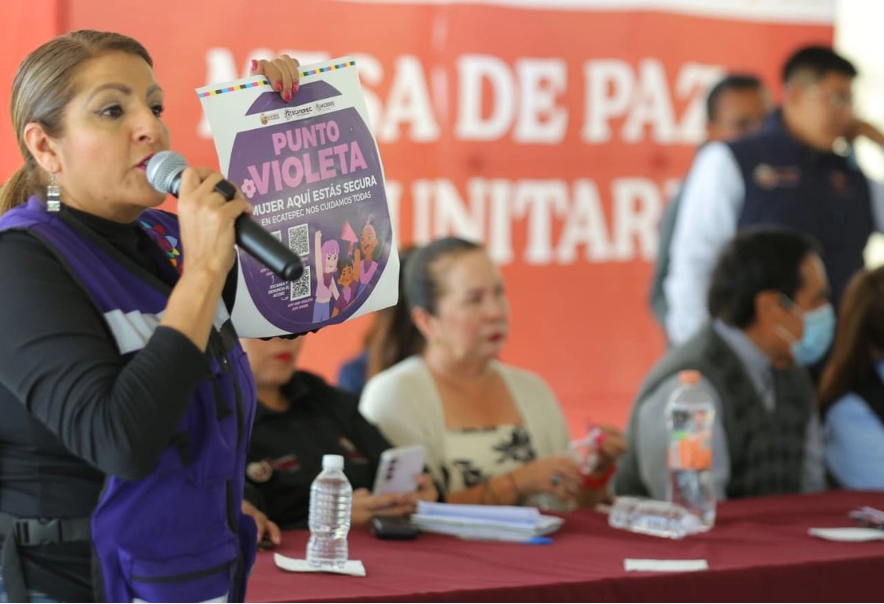 La App, disponible para Android e iOS, está conectada a los servicios de emergencia y al Centro de Mando del municipio; cuenta con botón de pánico y la función "En Camino" para acompañamiento virtual en transporte público.