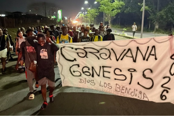 Migrantes avanzan en caravana desde Tapachula rumbo al interior del país.