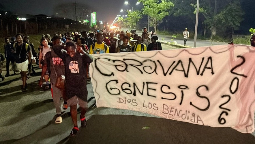 Migrantes avanzan en caravana desde Tapachula rumbo al interior del país.