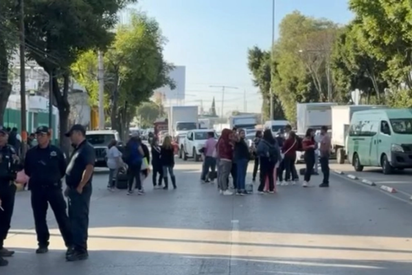 La clausura de 53 centros de rehabilitación contra las adicciones en Edomex, provocó la manifestación de propietarios y familiares de internos, quienes protestaron con el bloqueo de vialidades.