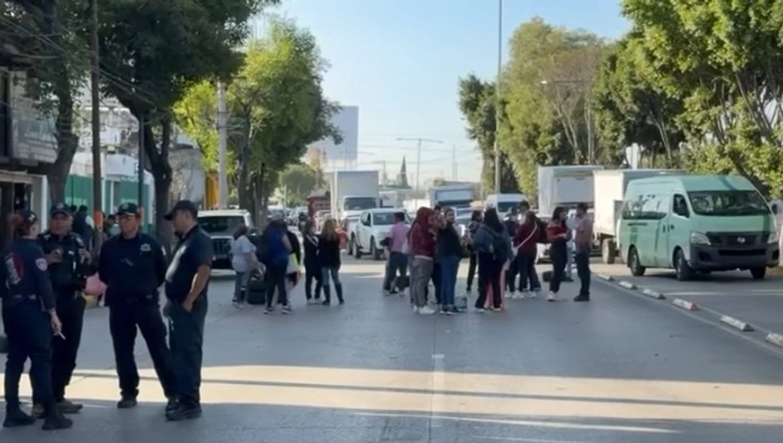 La clausura de 53 centros de rehabilitación contra las adicciones en Edomex, provocó la manifestación de propietarios y familiares de internos, quienes protestaron con el bloqueo de vialidades.
