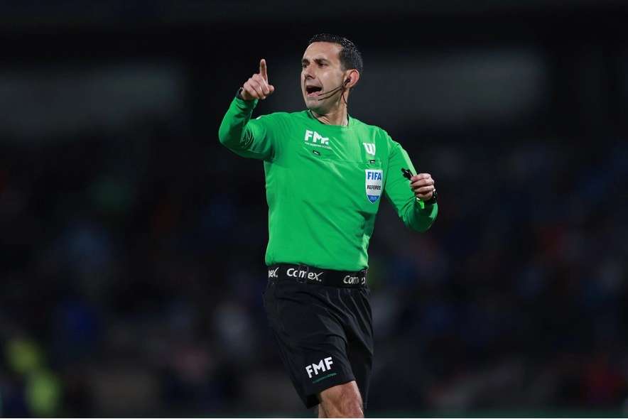 La Federación Mexicana de Futbol, a través de la Comisión de Árbitros, informó que desde el sábado ha mantenido comunicación con los árbitros César Ramos, Alberto Morín y Marco Bisguerra, quienes fueron invitados a dirigir un partido en el circuito profesional de Arabia Saudita y no pudieron regresar a México debido al cierre del espacio aéreo en los aeropuertos de Medio Oriente. En un comunicado difundido en redes sociales, la FMF destacó el respaldo que ha recibido de la Secretaría de Relaciones Exteriores, encabezada por Juan Ramón de la Fuente, y garantizó que seguirá en constante diálogo con las autoridades deportivas, así como con los silbantes de la Liga Mx. “Ramos Palazuelos, Morín y Bisguerra se encuentran a salvo en un hotel de Doha”, resaltó el máximo organismo de futbol local. Los tres fueron invitados a pitar el partido de la Jornada 10 de la Primera División árabe entre el Al Qadisiya y Al-Ettifaq.  El domingo, Irán volvió a golpear bases militares estadunidenses en Medio Oriente e Israel con misiles y drones, en represalia por los ataques del sábado que provocaron la muerte del líder supremo Alí Jamenei.  Periodistas de la Afp escucharon este domingo fuertes explosiones en Manama (Bahréin) y Doha (Qatar), Dubái y hasta en Omán, que hasta ahora había sido preservado de los ataques.