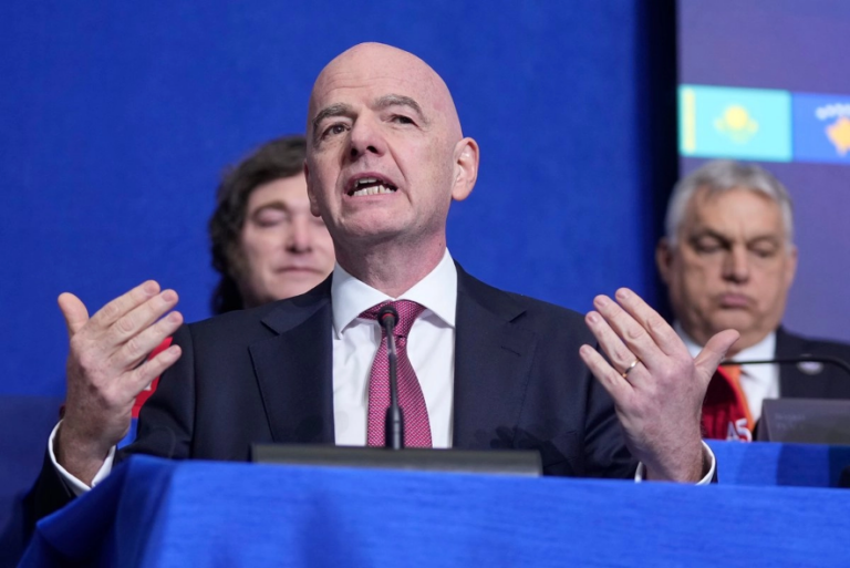 El presidente de la FIFA, Gianni Infantino, habla durante una reunión de la Junta de Paz en el Instituto de Paz de Estados Unidos, el jueves 19 de febrero de 2026, en Washington.