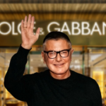 La noticia tomó por sorpresa al mundo de la moda, pues Stefano Gabbana habría dado un paso atrás en su rol dentro de Dolce & Gabbana, una de las casas más influyentes del lujo. Pero, ¿qué hay realmente detrás de esta decisión? Aquí te lo explico, sin drama innecesario, pero con todo el contexto que sí importa.