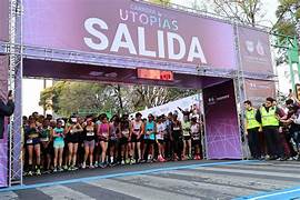 Corredores participan en la Segunda Carrera de las Utopías, dando inicio en el Circuito Estadio Azteca, Avenida del Iman, Calz. De Tlalpan, Jicualmas, Luis Murillo a Periférico, en la Ciudad de México, 19 de abril de 2026.