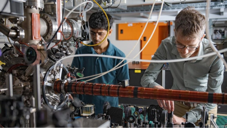 Científicos “ven” por primera vez átomos en dos lugares al mismo tiempo. Lo que Einstein llamó “acción fantasmal a distancia” acaba de ser confirmado con átomos de helio en Australia, abriendo una vía hacia la ansiada teoría del todo.