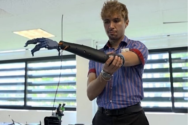 Un grupo de científicos de la Universidad Autónoma de Guadalajara (UAG) desarrolló el prototipo de un brazo biónico