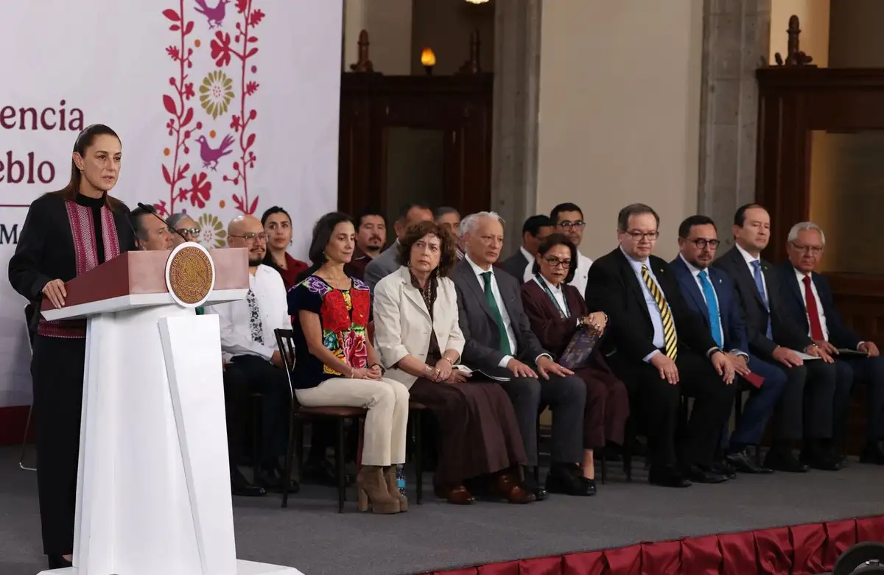 Claudia Sheinbaum Pardo, presidenta de México, encabezó la conferencia Mañanera del Pueblo, desde Palacio Nacional, en la que se presentó al grupo de científicos e investigadores de diversas instituciones educativas que revisará la viabilidad para la extracción de hidrocarburos mediante el proceso de 'fracking'.
