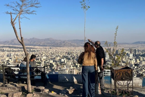 Pese a la incertidumbre económica causada por el bloqueo estadunidense, residentes de Teherán visitan el parque Pardisan.