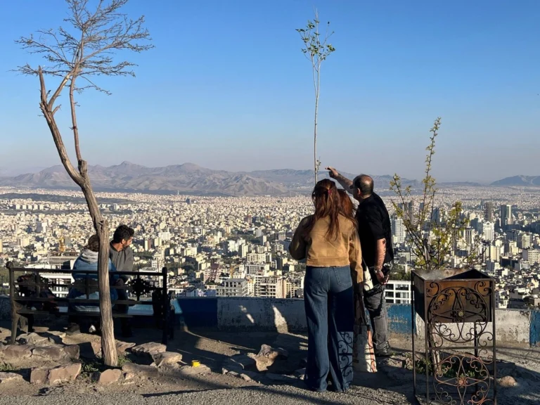 Pese a la incertidumbre económica causada por el bloqueo estadunidense, residentes de Teherán visitan el parque Pardisan.