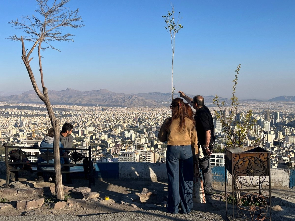 Pese a la incertidumbre económica causada por el bloqueo estadunidense, residentes de Teherán visitan el parque Pardisan.