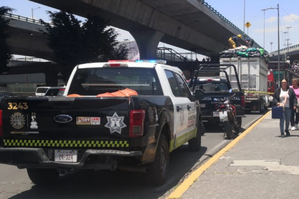 Dos trabajadores de recolección de basura en Naucalpan, Edomex, fallecieron tras impactarse con la estructora de un puente en el Periférico Manuel Ávila Camacho.