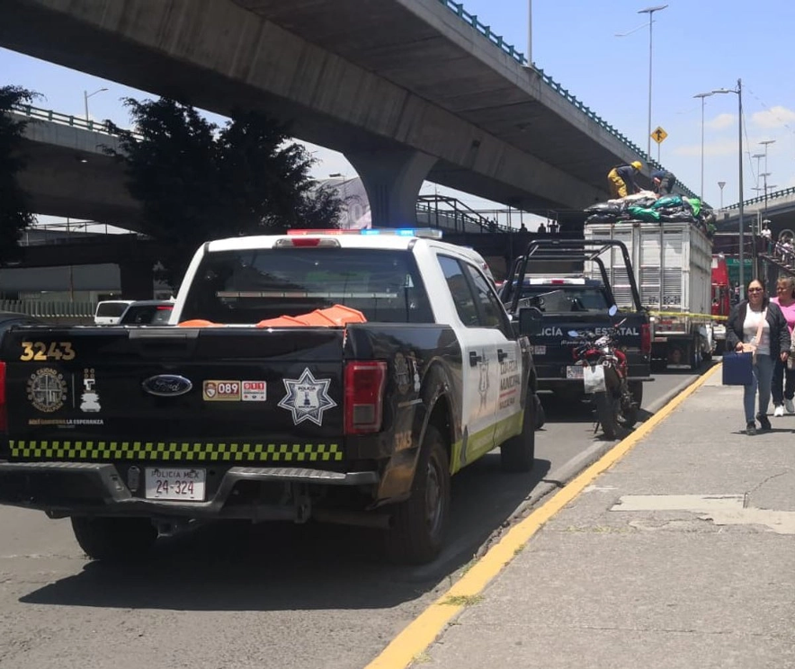 Dos trabajadores de recolección de basura en Naucalpan, Edomex, fallecieron tras impactarse con la estructora de un puente en el Periférico Manuel Ávila Camacho.