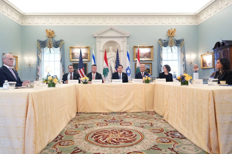 El secretario de Estado Marco Rubio, en el centro, se reúne con el embajador de Israel en Estados Unidos, Yechiel Leiter, a la izquierda, y la embajadora del Líbano en Estados Unidos, Nada Hamadeh Moawad, a la derecha, en el Departamento de Estado en Washington.