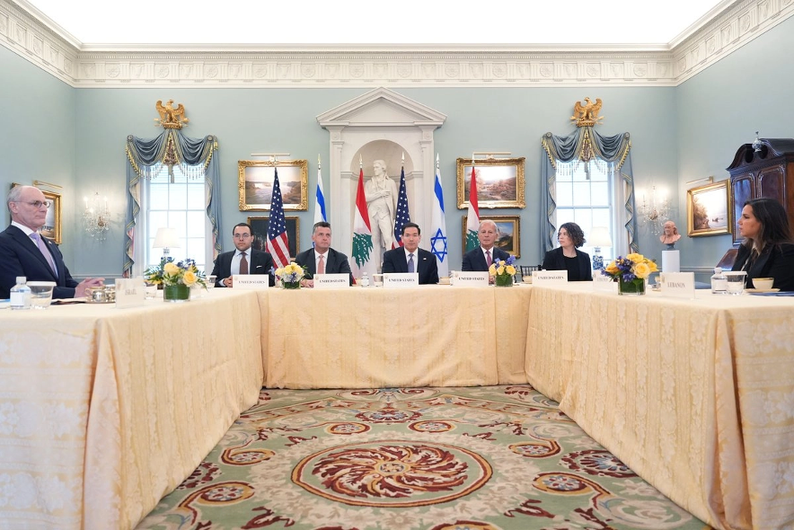 El secretario de Estado Marco Rubio, en el centro, se reúne con el embajador de Israel en Estados Unidos, Yechiel Leiter, a la izquierda, y la embajadora del Líbano en Estados Unidos, Nada Hamadeh Moawad, a la derecha, en el Departamento de Estado en Washington.