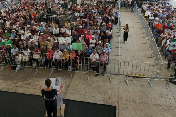 La mandataria visitó Tenango de Doria para verificar los apoyos brindados a las personas afectadas por las lluvias de octubre.