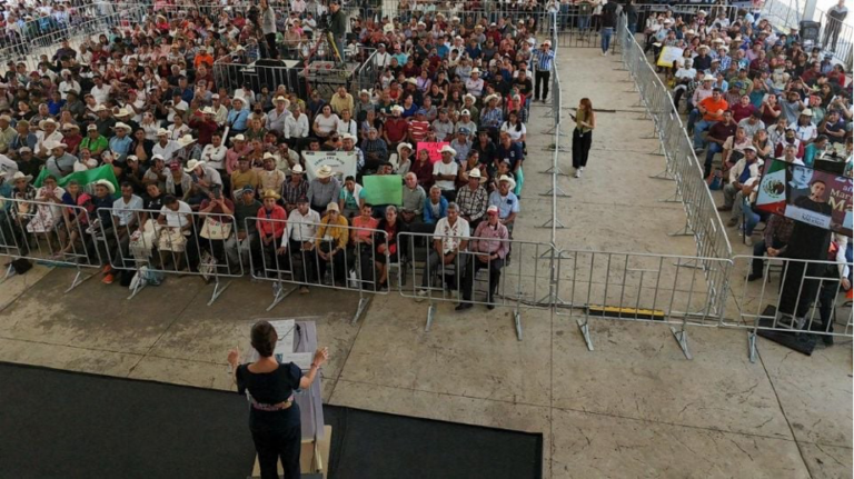 La mandataria visitó Tenango de Doria para verificar los apoyos brindados a las personas afectadas por las lluvias de octubre.