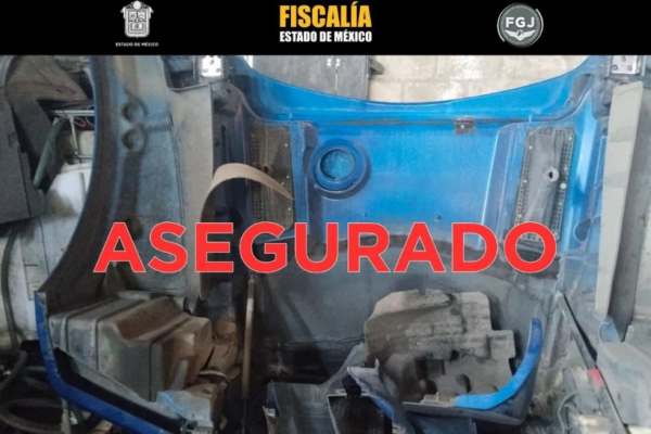 Con la autorización del mandamiento judicial para llevar a cabo un cateo, elementos de las tres dependencias recuperaron: un tractocamión Kenworth, color azul, ya desmantelado; una camioneta con placas del estado de Guanajuato; diversas autopartes de vehículos; una camioneta antigua, así como un inhibidor de señal con 11 antenas y su cargador.