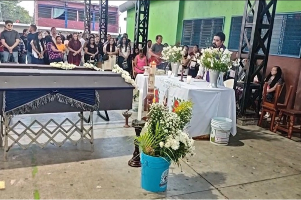 Pobaldores de Nicolás Ruiz despidieron a uno de los comuneros asesinado durante un enfrentamiento con un grupo armado. 