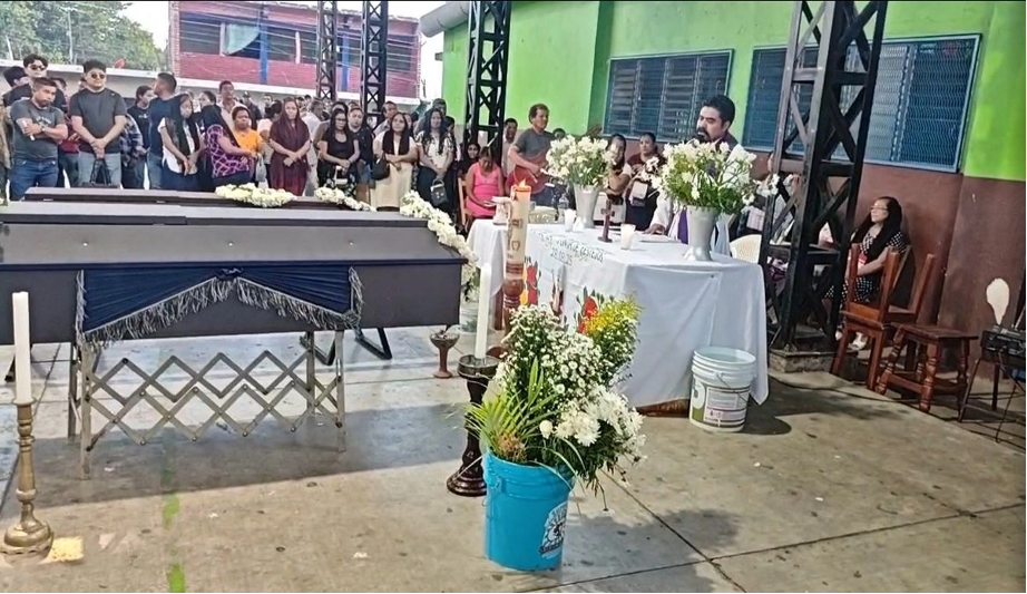 Pobaldores de Nicolás Ruiz despidieron a uno de los comuneros asesinado durante un enfrentamiento con un grupo armado. 