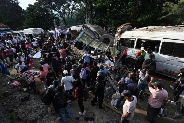 El ataque cometido en una parada de autobús en el suroeste del país dejó 14 fallecidos y 38 heridos; fue atribuido a una facción disidente de las FARC.