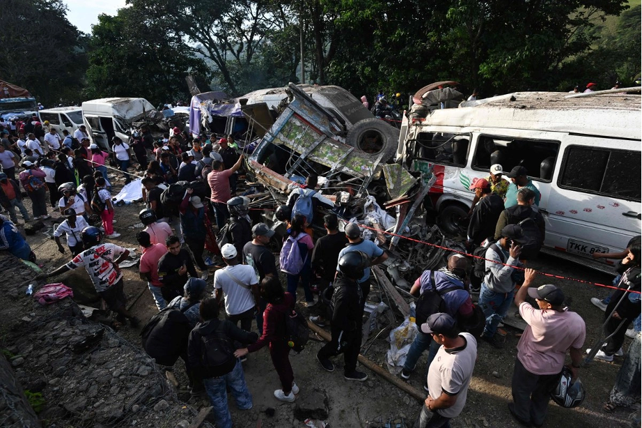 El ataque cometido en una parada de autobús en el suroeste del país dejó 14 fallecidos y 38 heridos; fue atribuido a una facción disidente de las FARC.