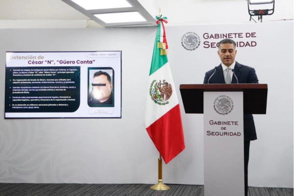 El titular de la SSPC, Omar García Harfuch, durante la conferencia de prensa del gabinete de seguridad en la que se informó de las detenciones Audias Flores 'El Jardinero' y César N 'Güero Conta', operadores del cártel Jalisco 'Nueva Generación', en la Ciudad de México, el 28 de abril de 2026.