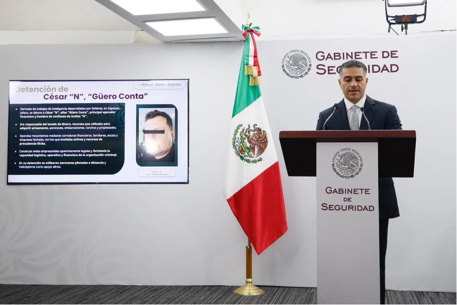 El titular de la SSPC, Omar García Harfuch, durante la conferencia de prensa del gabinete de seguridad en la que se informó de las detenciones Audias Flores 'El Jardinero' y César N 'Güero Conta', operadores del cártel Jalisco 'Nueva Generación', en la Ciudad de México, el 28 de abril de 2026.