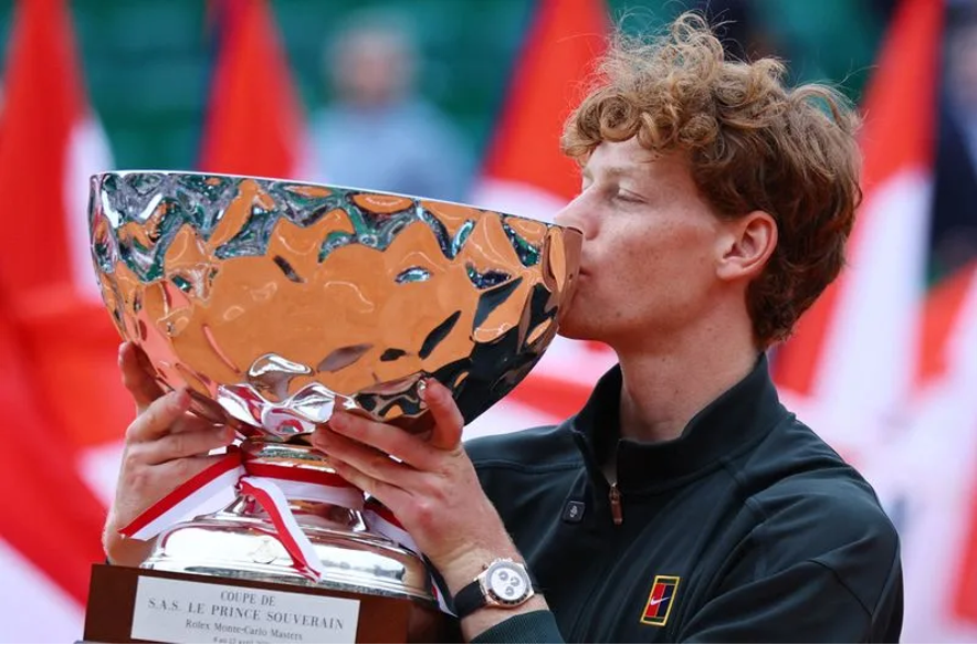 El italiano Jannik Sinner derrotó en sets seguidos al español, Carlos Alcaraz, en la final del Masters 1000 de Montecarlo, el 12 de abril de 2026.