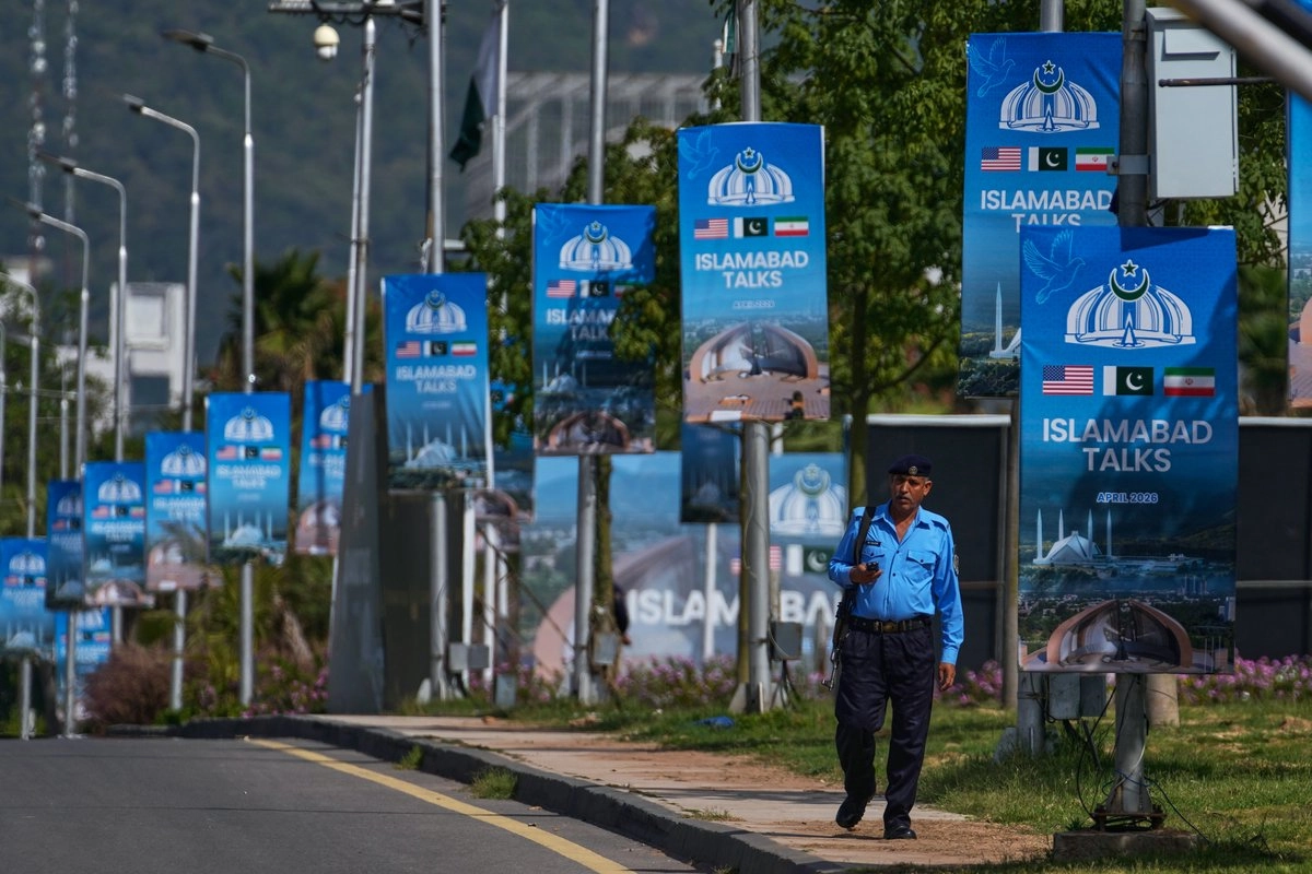 Un agente de policía pasa junto a unas vallas publicitarias cerca del Hotel Serena, antes de la segunda ronda de negociaciones entre Estados Unidos e Irán, en Islamabad, Pakistán, el 21 de abril de 2026.