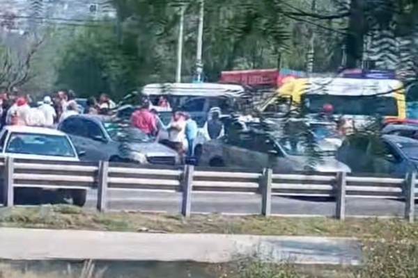 Los manifestantes mantienen sus taxis atravesados en el entronque de la avenida San José y la autopista México-Pachuca.