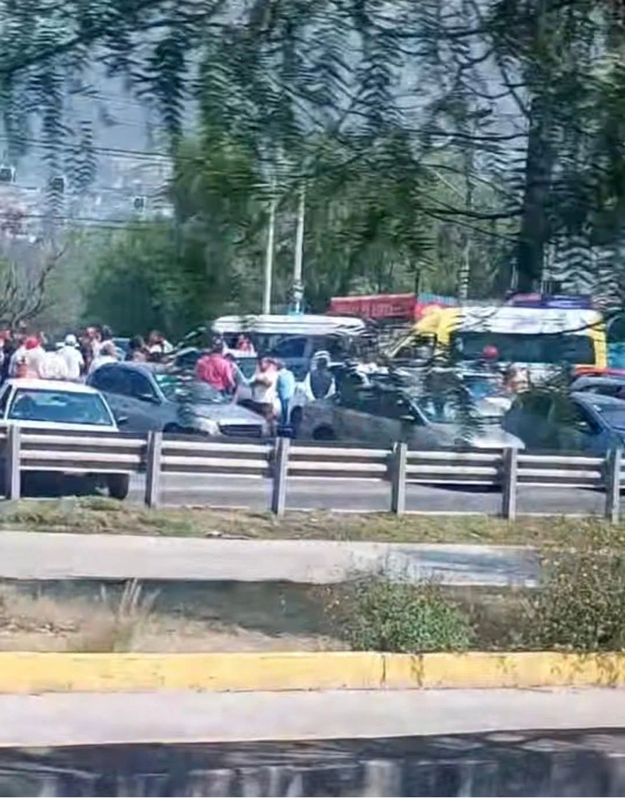 Los manifestantes mantienen sus taxis atravesados en el entronque de la avenida San José y la autopista México-Pachuca.