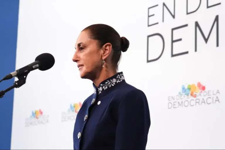 Claudia Sheinbaum habla con la prensa a su llegada a la cumbre celebrada en Barcelona, España.