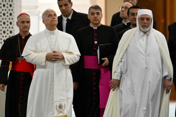El papa León XIV visitó ayer la Gran Mezquita de Argel Djamaa El Djazair, junto con el rector Mohammed al Mamoun al Qasimi al Hassani y el cardenal Jean-Paul Vesco, arzobispo de la capital argelina, al comenzar una gira de 11 días que también comprende Camerún, Angola y Guinea Ecuatorial, su primer gran viaje internacional