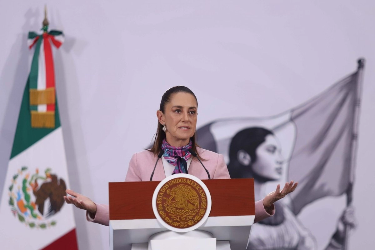 La presidenta Claudia Sheinbaum habla con la prensa durante la conferencia matutina en Palacio Nacional, el 23 de abril de 2026.