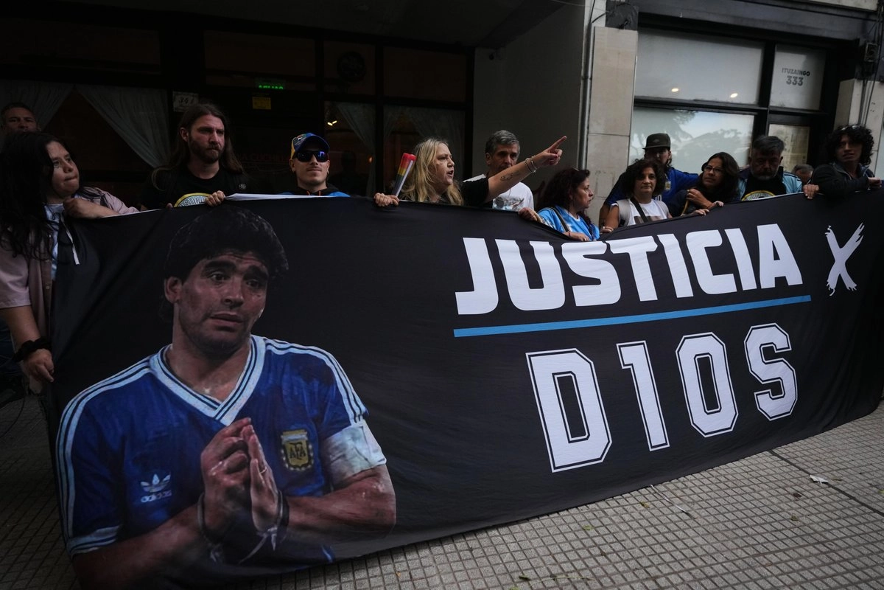 Aficionados del fallecido astro del futbol Diego Armando Maradona se congregan a las afueras del tribunal en el primer día del juicio contra su equipo médico por presunto homicidio por negligencia en San Isidro, Argentina.