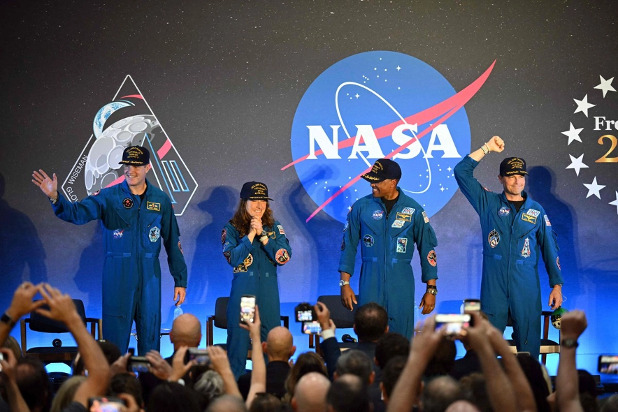 Aún maravillados por su misión lunar, los astronautas de Artemis II recibieron una bienvenida a casa por parte de cientos de personas que participaron en el regreso de la NASA a la Luna, la cual estableció un récord para los viajes al espacio profundo.