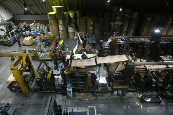 Los efectos del conflicto en Medio Oriente alcanzaron a la industria de las artes gráficas: talleres e imprentas enfrentan encarecimiento de insumos básicos para producir libros, periódicos, revistas y otros materiales impresos (papel, tinta y placas de impresión, entre otros).
