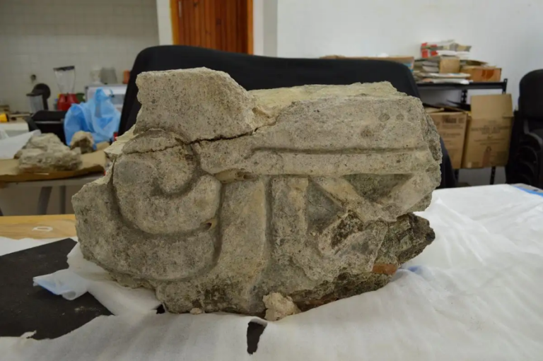 Un vestigio de más de mil años de la arquitectura maya yokot’an (chontal), denominado Estructura 5, fue restaurado por especialistas del Instituto Nacional de Antropología e Historia (Inah), luego de sufrir afectaciones tras el paso de la tormenta tropical Alberto,en junio de 2024, en la Zona Arqueológica de Comalcalco, en Tabasco.