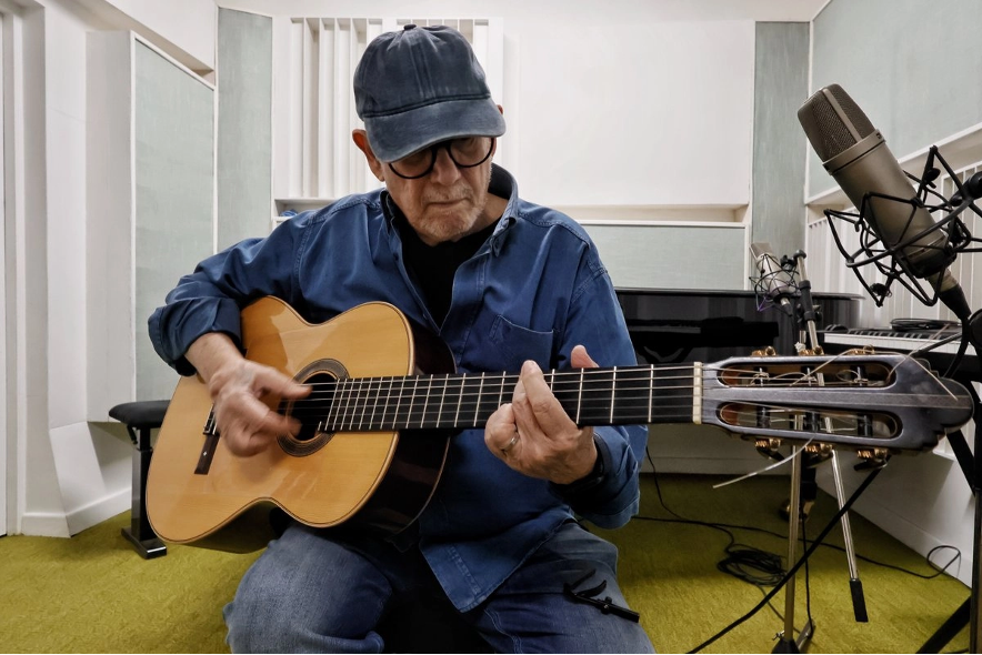 El arte es libertad, afirmó el reconocido cantautor cubano Silvio Rodríguez, quien a los 79 años anunció la presentación de su más reciente versión de Sueño con serpientes, junto con ese otro gran músico brasileño Chico Buarque.