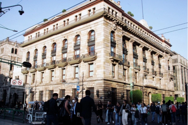El Banco de México (BdeM) se encuentra cerca de concluir el ciclo de recortes a la tasa de referencia iniciado en mayo de 2024, por lo que en su siguiente decisión de política monetaria valorará la posibilidad de realizar un “último” ajuste, según dijo hoy la gobernadora Victoria Rodríguez Ceja ante la Comisión de Hacienda del Senado. “Considero que estamos cerca de concluir el ciclo de recortes (…) en ese sentido, los determinantes de la inflación apuntan a la ausencia de presiones de demanda, por lo que en nuestra siguiente decisión valoraremos realizar un último ajuste”, señaló. La eventual reducción, dijo, se daría en un entorno en el que la inflación ha mostrado avances en su proceso de convergencia hacia la meta permanente de 3 por ciento, con un intervalo de variabilidad de más o menos un punto porcentual. En ese contexto, dijo que el banco central ha privilegiado una estrategia orientada en lograr la convergencia inflacionaria “al menor costo posible para la sociedad”, evitando reaccionar ante choques transitorios de oferta que no afecten las expectativas de largo plazo, pero manteniéndose vigilante para prevenir efectos de segunda ronda. Tras los choques derivados de la pandemia, el instituto central consideró que el proceso de desinflación entró en una nueva fase durante 2025, lo que permitió ajustar la postura monetaria. Ese año, la tasa de referencia se redujo en medio punto porcentual en cuatro ocasiones durante el primer semestre, hasta 8 por ciento, y posteriormente en un cuarto de punto en cuatro decisiones adicionales, para cerrar en 7 por ciento. Ya en 2026, ante un repunte inflacionario asociado a ajustes fiscales, la Junta de Gobierno decidió mantener la tasa en febrero. Sin embargo, en marzo, tras constatar la ausencia de efectos de segunda ronda, recortó nuevamente el referencial a 6.75 por ciento. El banco central prevé que tanto la inflación general como la subyacente retomen una trayectoria descendente a partir del segundo trimestre del año y converjan a la meta de 3 por ciento hacia el segundo trimestre de 2027. Explicó que este proceso ocurre en un entorno internacional caracterizado por elevada incertidumbre. Las tensiones geopolíticas en Medio Oriente, junto con disrupciones en los mercados energéticos, han generado riesgos al alza para la inflación global y a la baja para la actividad económica. Pese a la volatilidad externa, Rodríguez Ceja destacó que los fundamentos macroeconómicos del país han contribuido a la estabilidad de los mercados financieros. Asimismo, subrayó que el sistema financiero mantiene niveles adecuados de capitalización y liquidez, mientras que la inflación de largo plazo permanece anclada.