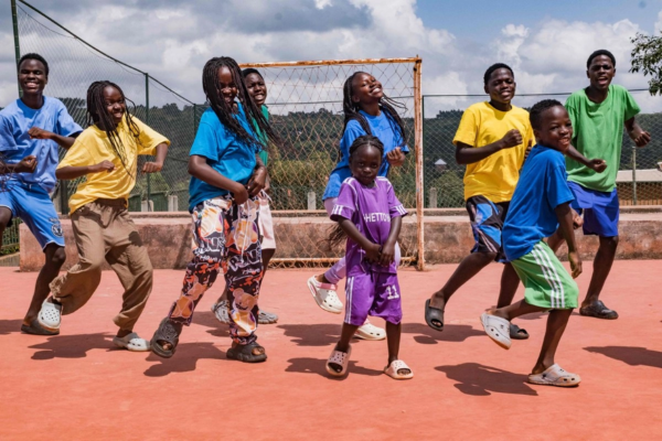 Los Ghetto Kids, un grupo de danza ugandés formado por niños de la calle, esperan entusiasmados su actuación junto a la estrella colombiana Shakira, que los invitó a bailar en el espectáculo del Mundial de futbol de Norteamérica 2026.