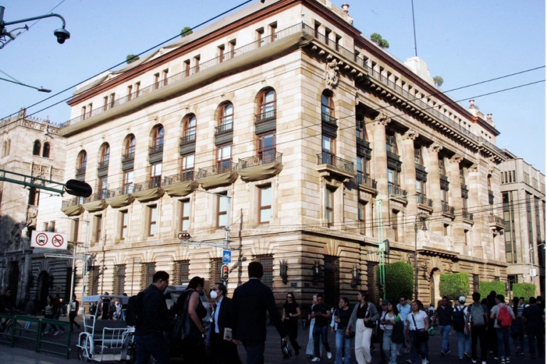 El Banco de México (BdeM) se encuentra cerca de concluir el ciclo de recortes a la tasa de referencia iniciado en mayo de 2024, por lo que en su siguiente decisión de política monetaria valorará la posibilidad de realizar un “último” ajuste, según dijo hoy la gobernadora Victoria Rodríguez Ceja ante la Comisión de Hacienda del Senado. “Considero que estamos cerca de concluir el ciclo de recortes (…) en ese sentido, los determinantes de la inflación apuntan a la ausencia de presiones de demanda, por lo que en nuestra siguiente decisión valoraremos realizar un último ajuste”, señaló. La eventual reducción, dijo, se daría en un entorno en el que la inflación ha mostrado avances en su proceso de convergencia hacia la meta permanente de 3 por ciento, con un intervalo de variabilidad de más o menos un punto porcentual. En ese contexto, dijo que el banco central ha privilegiado una estrategia orientada en lograr la convergencia inflacionaria “al menor costo posible para la sociedad”, evitando reaccionar ante choques transitorios de oferta que no afecten las expectativas de largo plazo, pero manteniéndose vigilante para prevenir efectos de segunda ronda. Tras los choques derivados de la pandemia, el instituto central consideró que el proceso de desinflación entró en una nueva fase durante 2025, lo que permitió ajustar la postura monetaria. Ese año, la tasa de referencia se redujo en medio punto porcentual en cuatro ocasiones durante el primer semestre, hasta 8 por ciento, y posteriormente en un cuarto de punto en cuatro decisiones adicionales, para cerrar en 7 por ciento. Ya en 2026, ante un repunte inflacionario asociado a ajustes fiscales, la Junta de Gobierno decidió mantener la tasa en febrero. Sin embargo, en marzo, tras constatar la ausencia de efectos de segunda ronda, recortó nuevamente el referencial a 6.75 por ciento. El banco central prevé que tanto la inflación general como la subyacente retomen una trayectoria descendente a partir del segundo trimestre del año y converjan a la meta de 3 por ciento hacia el segundo trimestre de 2027. Explicó que este proceso ocurre en un entorno internacional caracterizado por elevada incertidumbre. Las tensiones geopolíticas en Medio Oriente, junto con disrupciones en los mercados energéticos, han generado riesgos al alza para la inflación global y a la baja para la actividad económica. Pese a la volatilidad externa, Rodríguez Ceja destacó que los fundamentos macroeconómicos del país han contribuido a la estabilidad de los mercados financieros. Asimismo, subrayó que el sistema financiero mantiene niveles adecuados de capitalización y liquidez, mientras que la inflación de largo plazo permanece anclada.