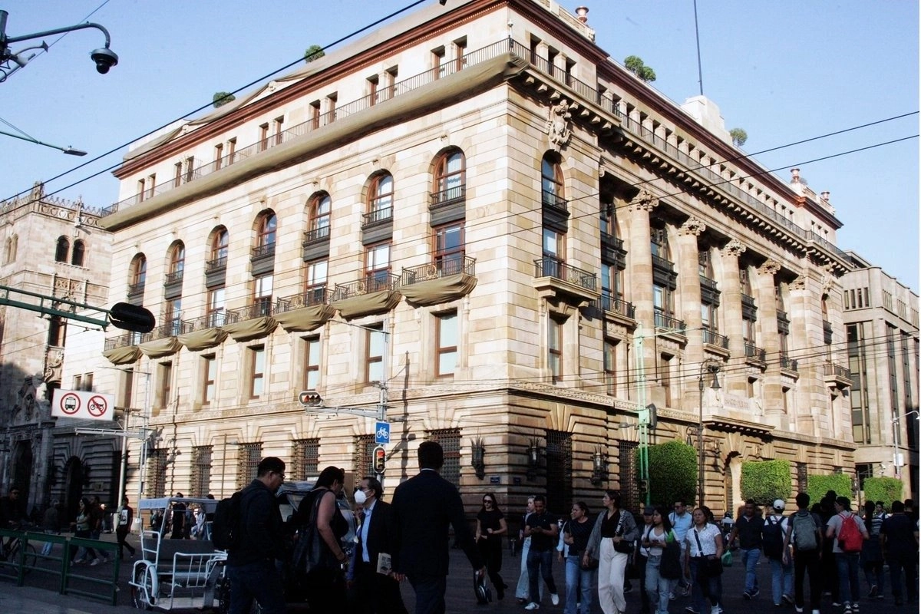 El Banco de México (BdeM) se encuentra cerca de concluir el ciclo de recortes a la tasa de referencia iniciado en mayo de 2024, por lo que en su siguiente decisión de política monetaria valorará la posibilidad de realizar un “último” ajuste, según dijo hoy la gobernadora Victoria Rodríguez Ceja ante la Comisión de Hacienda del Senado. “Considero que estamos cerca de concluir el ciclo de recortes (…) en ese sentido, los determinantes de la inflación apuntan a la ausencia de presiones de demanda, por lo que en nuestra siguiente decisión valoraremos realizar un último ajuste”, señaló. La eventual reducción, dijo, se daría en un entorno en el que la inflación ha mostrado avances en su proceso de convergencia hacia la meta permanente de 3 por ciento, con un intervalo de variabilidad de más o menos un punto porcentual. En ese contexto, dijo que el banco central ha privilegiado una estrategia orientada en lograr la convergencia inflacionaria “al menor costo posible para la sociedad”, evitando reaccionar ante choques transitorios de oferta que no afecten las expectativas de largo plazo, pero manteniéndose vigilante para prevenir efectos de segunda ronda. Tras los choques derivados de la pandemia, el instituto central consideró que el proceso de desinflación entró en una nueva fase durante 2025, lo que permitió ajustar la postura monetaria. Ese año, la tasa de referencia se redujo en medio punto porcentual en cuatro ocasiones durante el primer semestre, hasta 8 por ciento, y posteriormente en un cuarto de punto en cuatro decisiones adicionales, para cerrar en 7 por ciento. Ya en 2026, ante un repunte inflacionario asociado a ajustes fiscales, la Junta de Gobierno decidió mantener la tasa en febrero. Sin embargo, en marzo, tras constatar la ausencia de efectos de segunda ronda, recortó nuevamente el referencial a 6.75 por ciento. El banco central prevé que tanto la inflación general como la subyacente retomen una trayectoria descendente a partir del segundo trimestre del año y converjan a la meta de 3 por ciento hacia el segundo trimestre de 2027. Explicó que este proceso ocurre en un entorno internacional caracterizado por elevada incertidumbre. Las tensiones geopolíticas en Medio Oriente, junto con disrupciones en los mercados energéticos, han generado riesgos al alza para la inflación global y a la baja para la actividad económica. Pese a la volatilidad externa, Rodríguez Ceja destacó que los fundamentos macroeconómicos del país han contribuido a la estabilidad de los mercados financieros. Asimismo, subrayó que el sistema financiero mantiene niveles adecuados de capitalización y liquidez, mientras que la inflación de largo plazo permanece anclada.