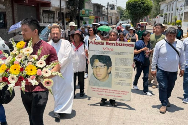 Integrantes del Frente de Pueblos en Defensa de la Tierra, ayer, durante la marcha para conmemorar 20 años de la represión en Atenco, estado de México. En la explanada municipal, el párroco Juan José Castorena ofició una misa.